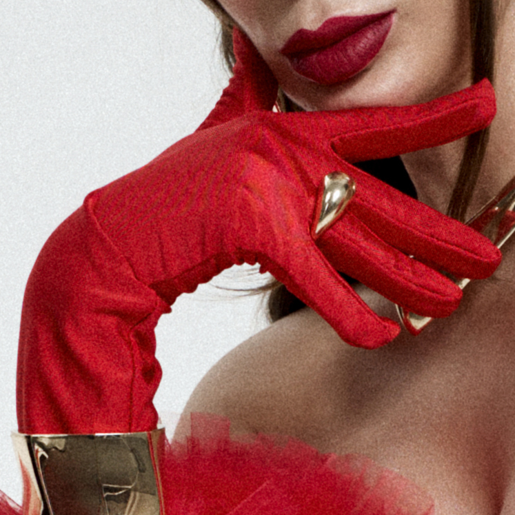Портрет с красной перчаткой – деталь фотосессии Victoria VEXSO